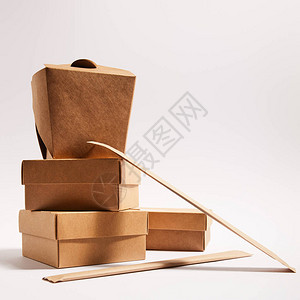 纸质包装中的筷子靠近箱外带白制成图片