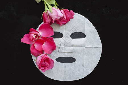 自然遮瑕从玫瑰花中提取的天然面罩遮用于背景白背景
