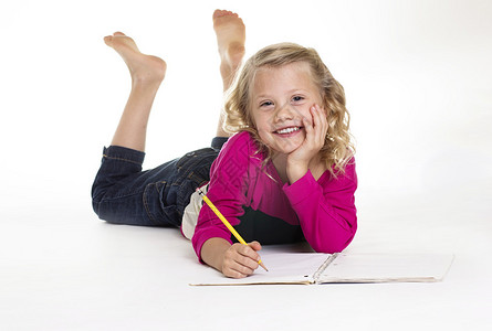 可爱的小女孩做她的家庭作业图片
