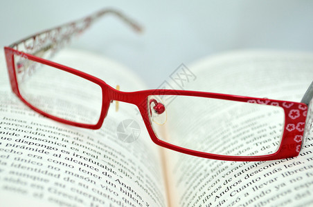 书上的眼镜图片
