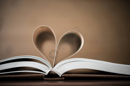 一本书的页数形成心脏的形状图片