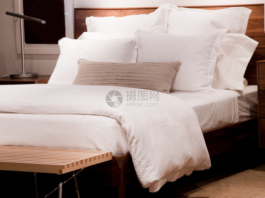 主卧室配有现代风格的白色床单图片