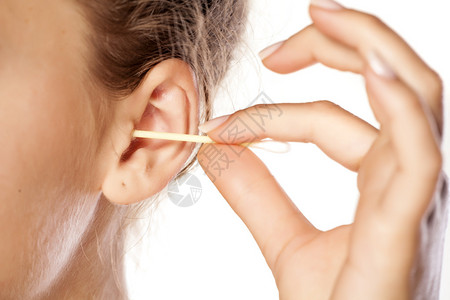 女人用棉签擦耳朵图片