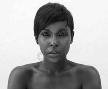 一个优雅的非洲女黑白近身肖像图片