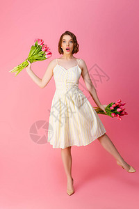 穿着白色衣服的惊吓女人带着花束的春花束在粉图片