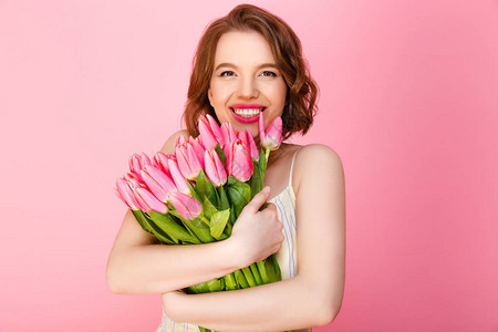 欢笑的女士拥抱着春月郁金香花图片