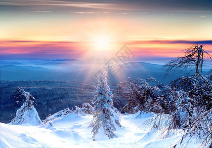 乌拉尔山的圣诞日落日是太阳落山的图片