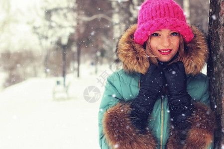 冬季公园户外下雪天的女孩图片