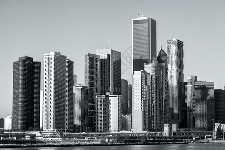 城市中高层建筑的黑白图像图片