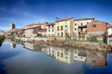 AguilardeCampo的河流和村庄景观图片