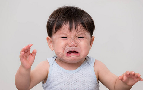 亚洲婴儿哭泣并感到悲伤图片