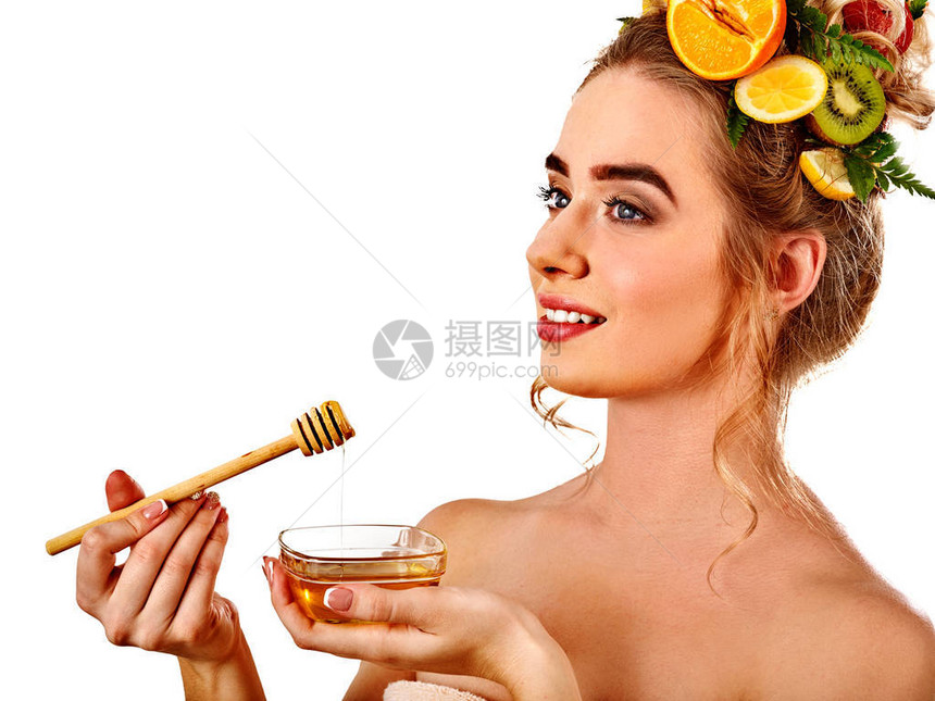 蜂蜜面膜与新鲜水果的头发和女人头上的皮肤图片