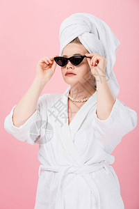 穿着浴袍的漂亮超大美女和头戴毛巾的女孩调整粉红色背景图片