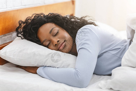 舒适的睡觉时间平和的漂亮非洲女图片