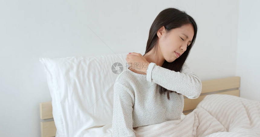 女人在床上感觉肩痛图片