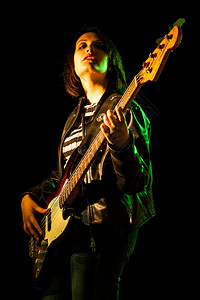 弹电贝司吉他的摇滚女人图片