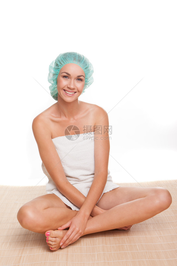 穿着浴帽的漂亮女人坐在地板上交叉腿吊在地上带着美图片