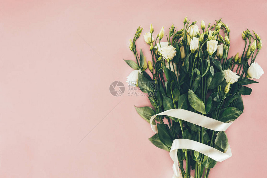 花束美丽的白色花朵有绿色叶子和图片