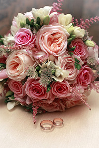 粉红玫瑰和戒指的婚礼花束图片