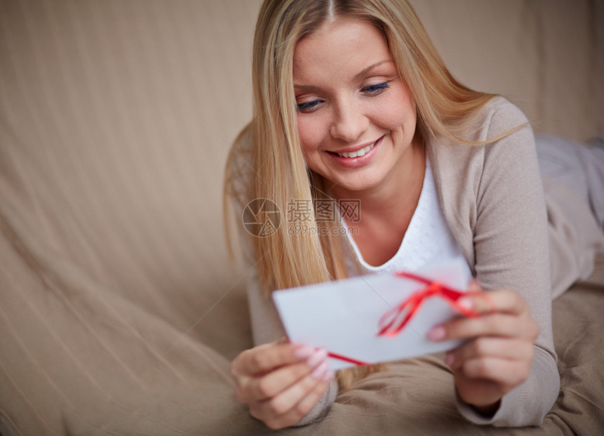 微笑的女阅读情人图片