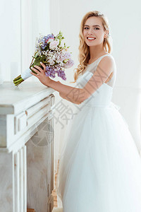 穿着结婚礼服的美丽年轻新娘图片