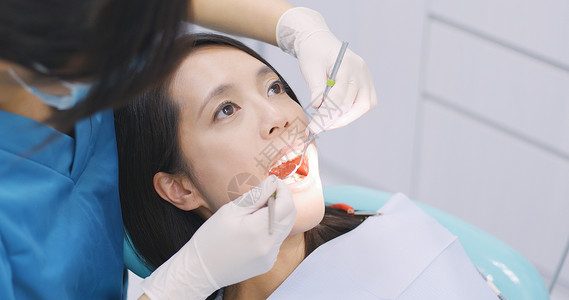 牙科医生检查牙医的图片