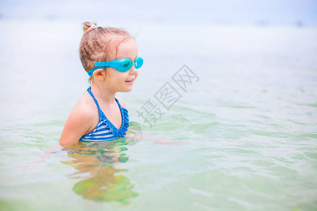可爱的小女孩在海中热带海滩度假图片