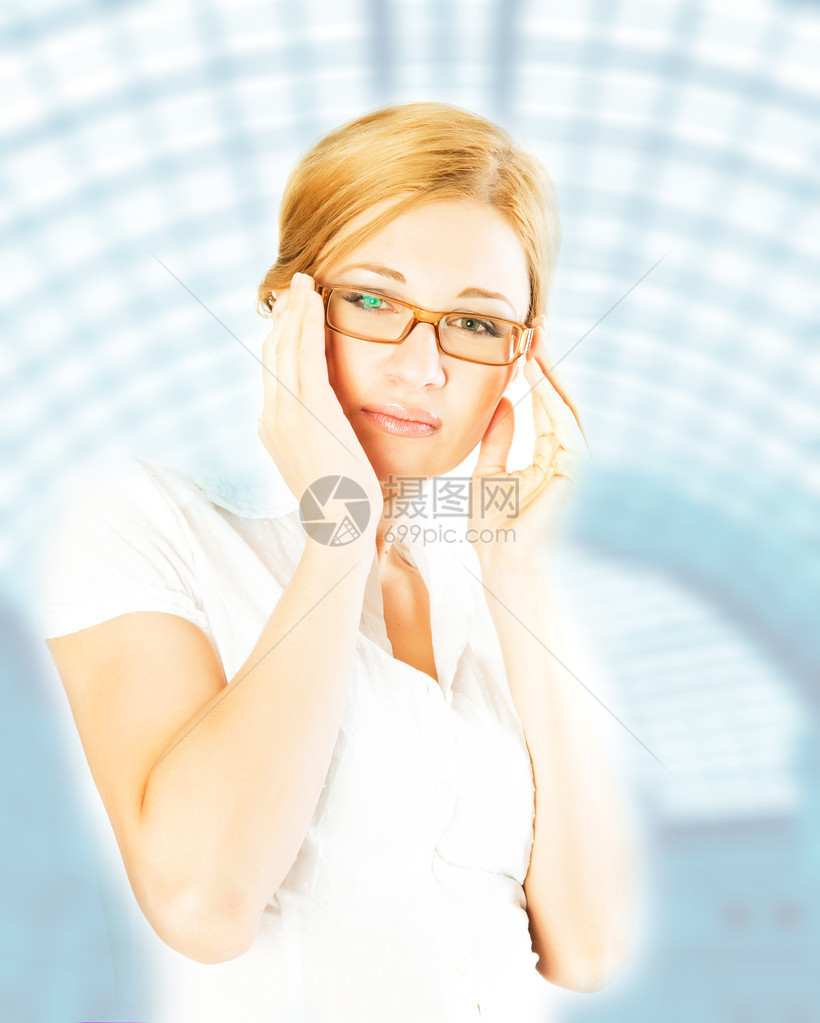 戴眼镜的女商图片