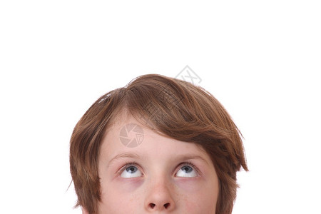 一个年轻少年男孩的肖像仰图片