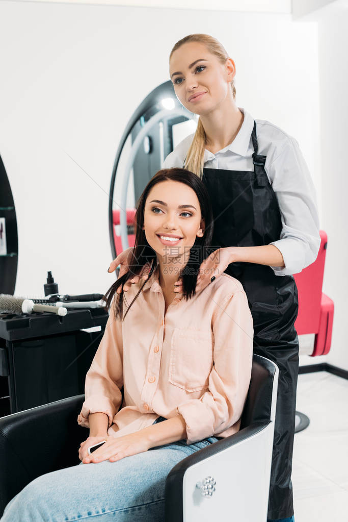 理发师向顾客展示新的头发长度