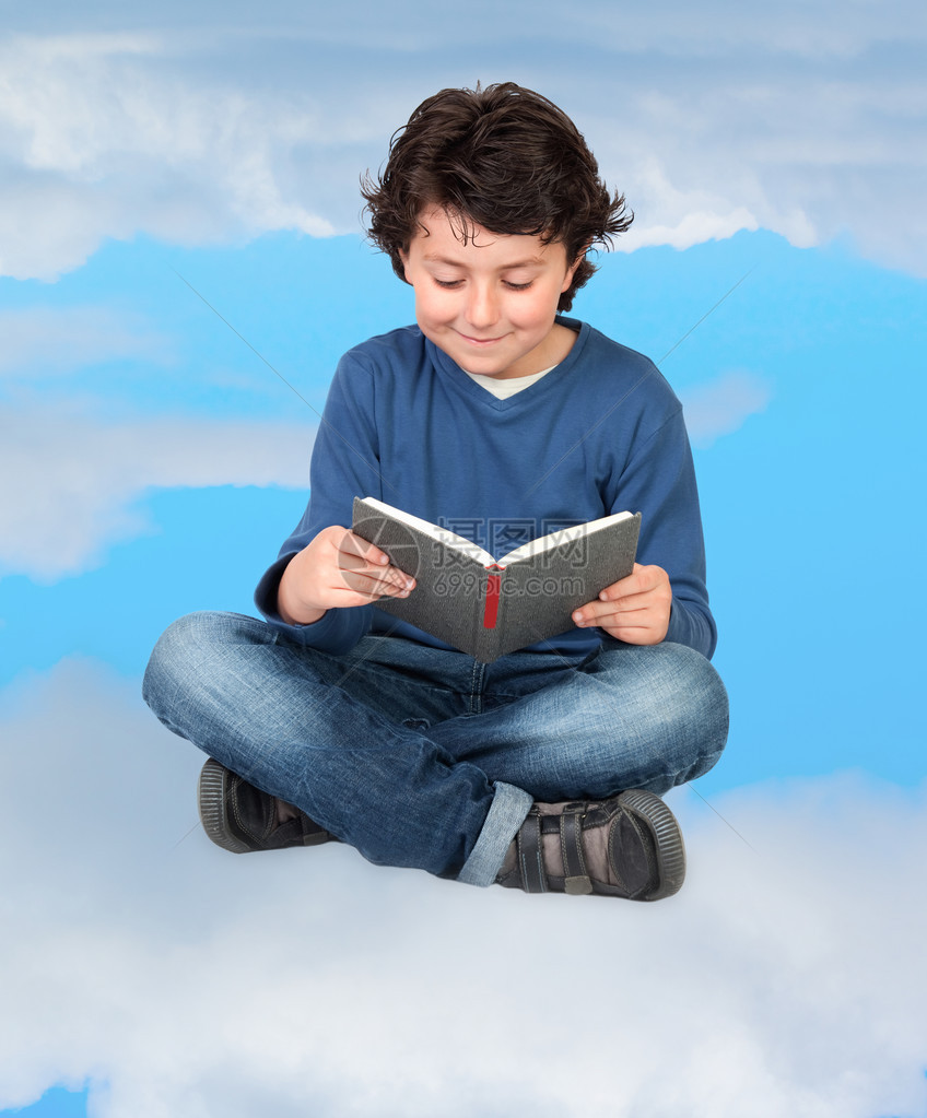 坐在云端看书的可爱孩子图片