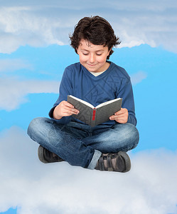 坐在云端看书的可爱孩子图片