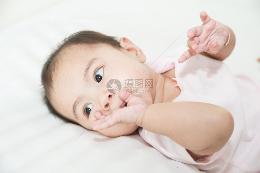 亚洲婴儿吮吸他的手指图片