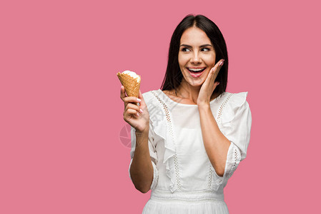 穿着衣服的兴奋女人拿着美味的冰淇淋甜筒背景图片