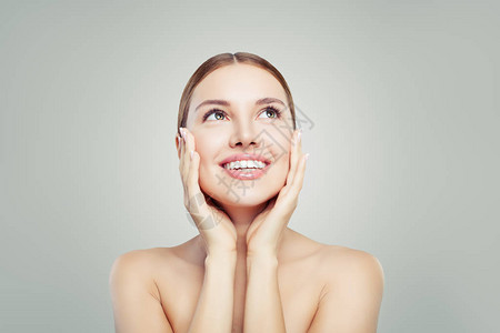 面部治疗皮肤护理和美容学概念图片