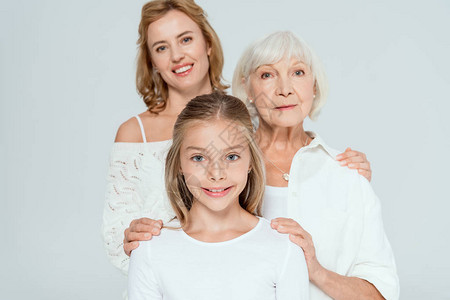 微笑的母亲祖母和孙女拥抱着被图片