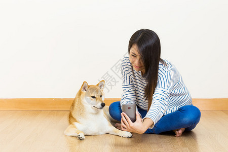 亚洲女人和狗自拍图片