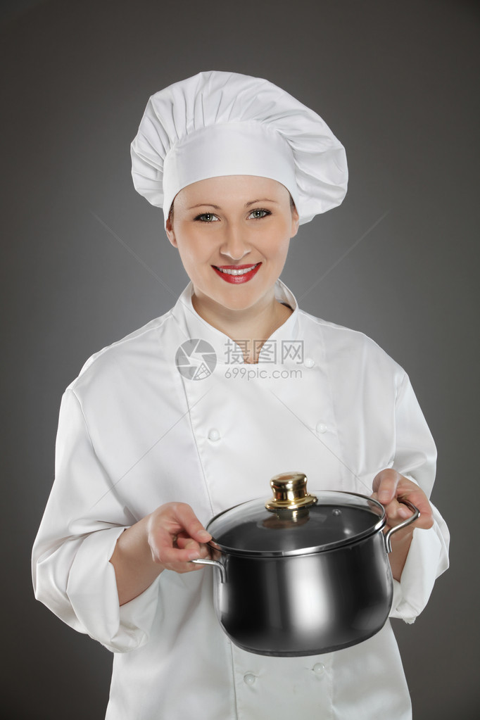 拿着不锈钢锅的年轻女厨师图片