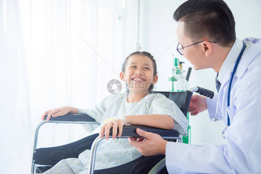 年轻青的女病人在医生来图片