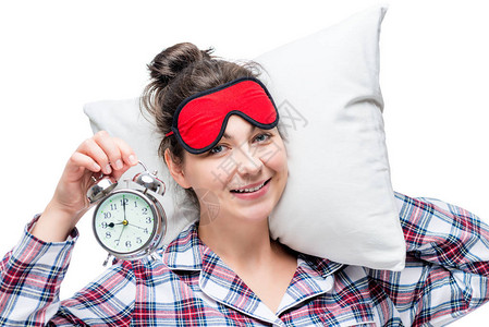 睡前晚上有个女人带着闹钟和枕头睡觉图片