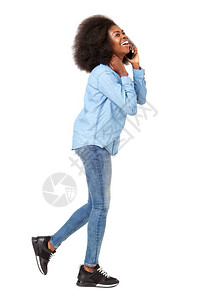 年轻黑人女子走路和用手机说话的图片