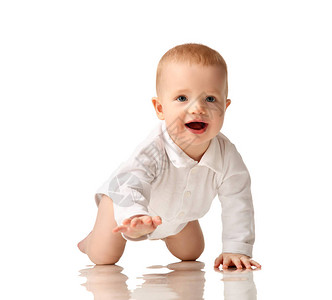 婴儿幼儿孩童试图爬起快乐的笑容在白色背景