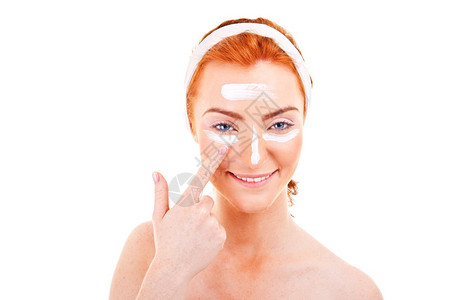 皮肤护理女人把脸上的奶油图片