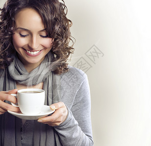 美丽的女人喝杯茶或咖啡图片
