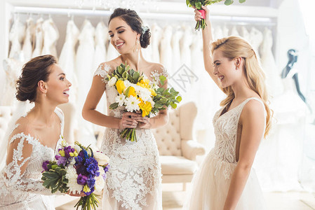 新娘在婚礼沙龙的花边礼服背景图片