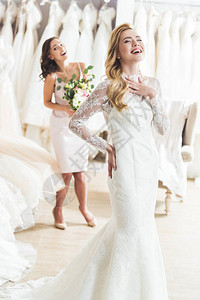 婚纱时装店里的笑新娘和伴娘图片