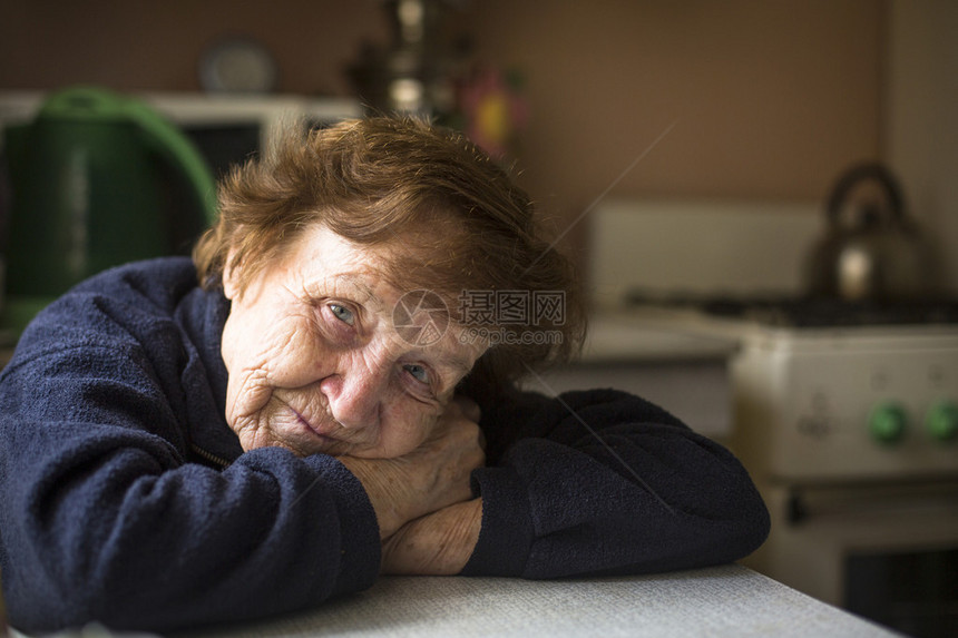 家里有一位老年妇女的图片
