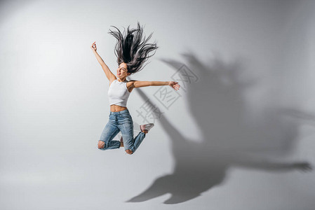 兴奋的姑娘用双手在空中跳图片