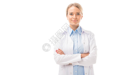 有自信的年轻女医生双臂交叉看着在白色图片