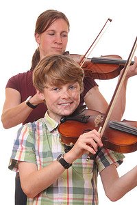 白种背景的拉小提琴图片